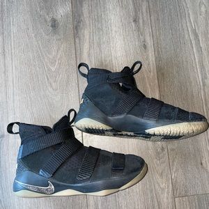 Nike Zoom LeBron Soldier 11